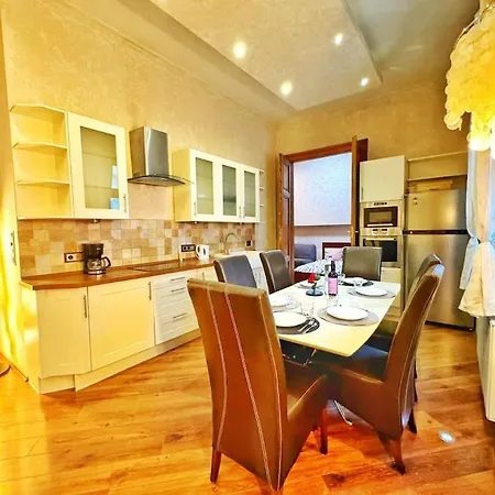 Ultra Central / 10 Ppl *