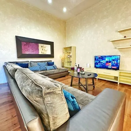 Ultra Central / 10 Ppl