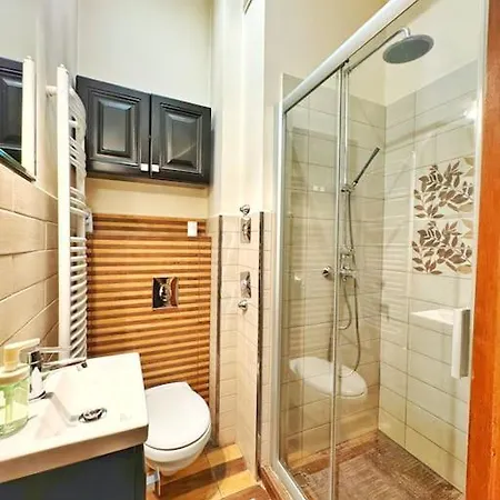 Ultra Central / 10 Ppl *