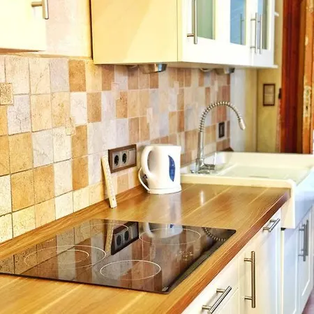 Ultra Central / 10 Ppl *