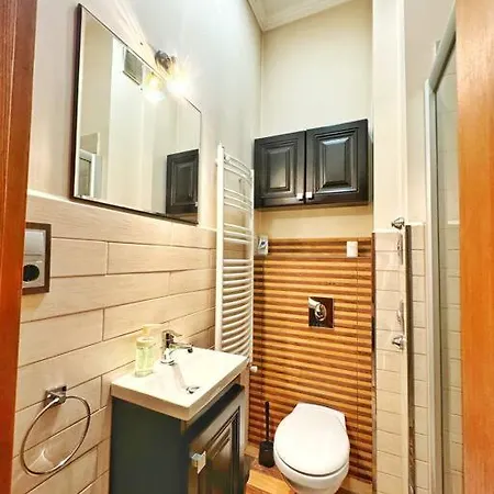 Ultra Central / 10 Ppl Budapeste