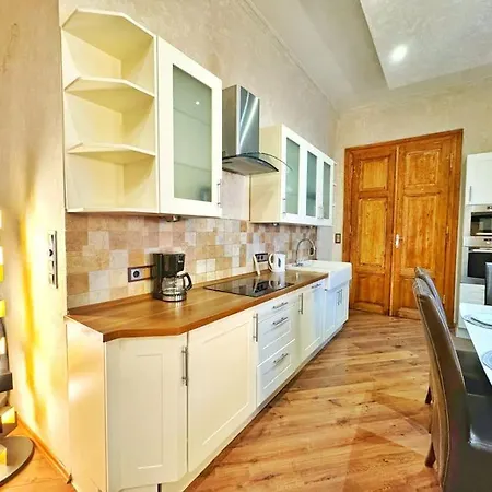 Ultra Central / 10 Ppl * Budapeste