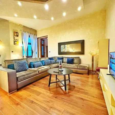 Ultra Central / 10 Ppl Budapeste