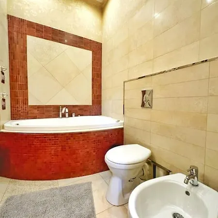 Ultra Central / 10 Ppl *