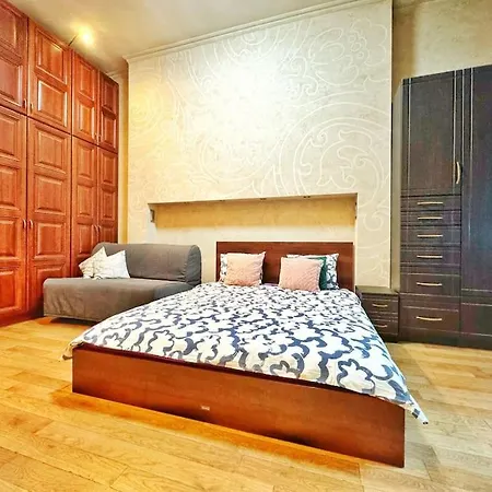 Ultra Central / 10 Ppl